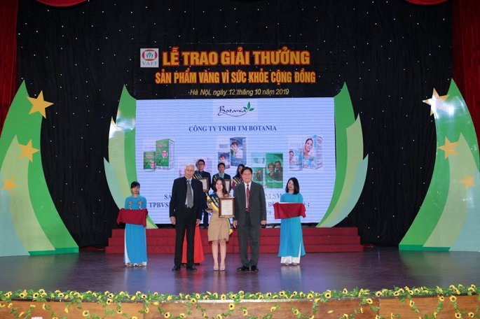 Công ty Botania trao học bổng cho sinh viên trường Đại học Dược Hà Nội