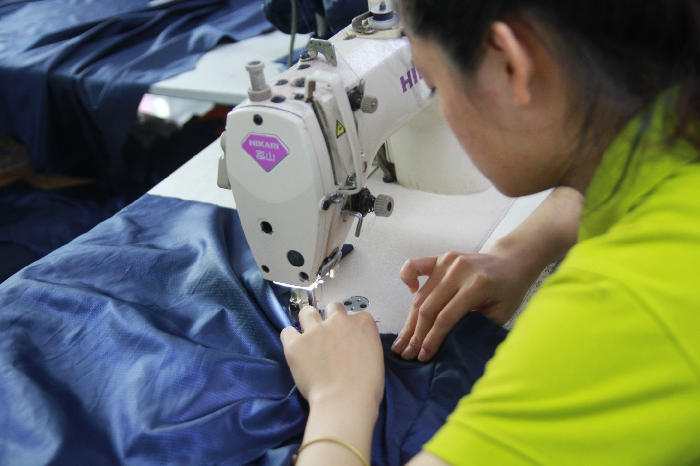 Đặt gia công áo khoác tại xưởng may giúp tiết kiệm chi phí khi kinh doanh áo gió thời trang 