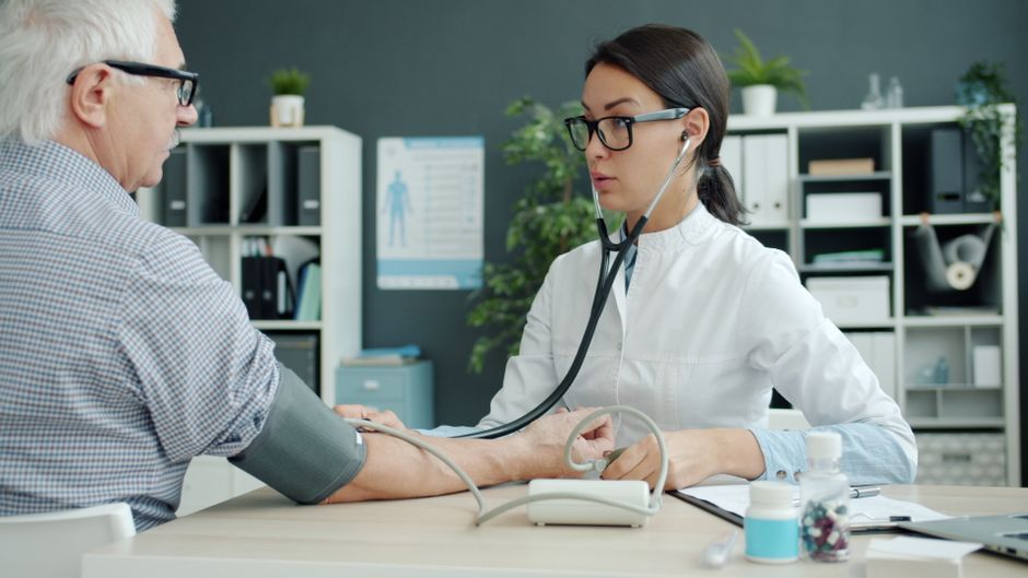 Chuyên gia y tế theo dõi chỉ số huyết áp nhằm phòng ngừa bệnh nguy hiểm thường gặp ở người già.